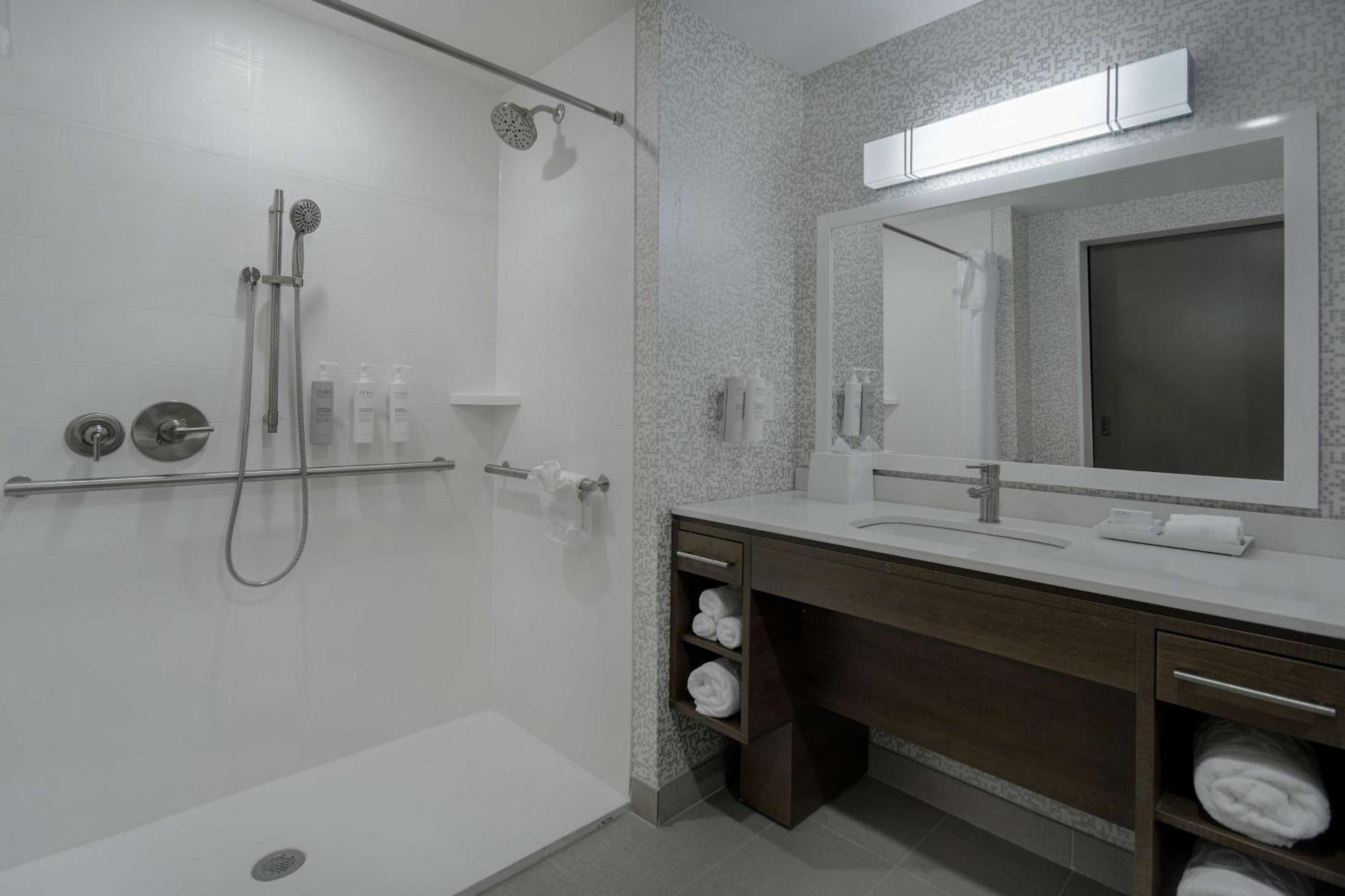 Home2 Suites By Hilton Grand Rapids Airport Kentwood Exterior photo